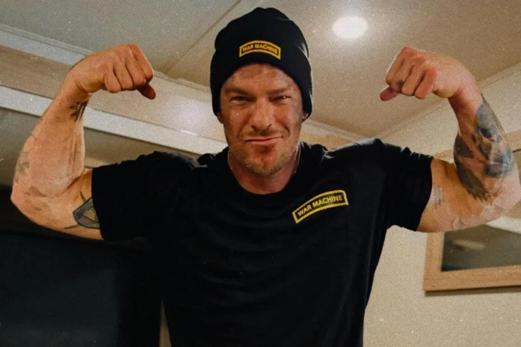 Alan Ritchson biography image showing his height, wife, Reacher role and net worth details