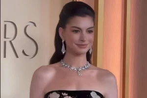 Anne Hathaway biography image showing her age, height, husband, children and education details