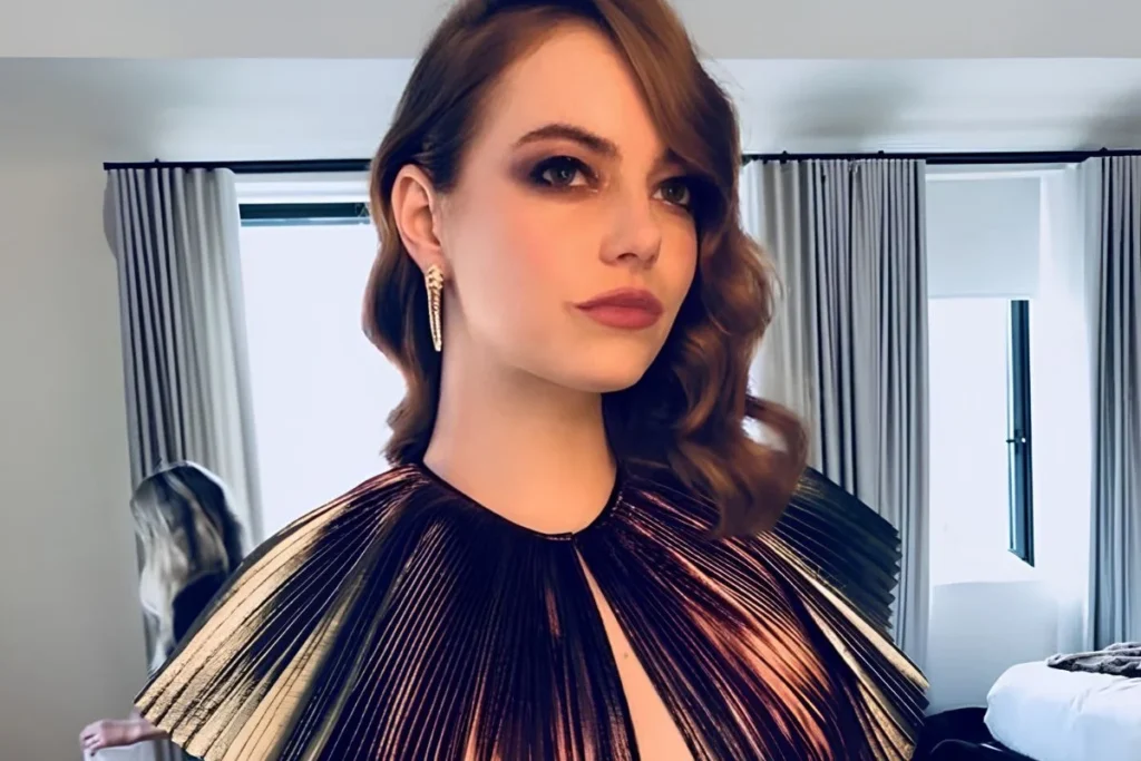 Emma Stone biography image showing her age, husband, daughter and awards details