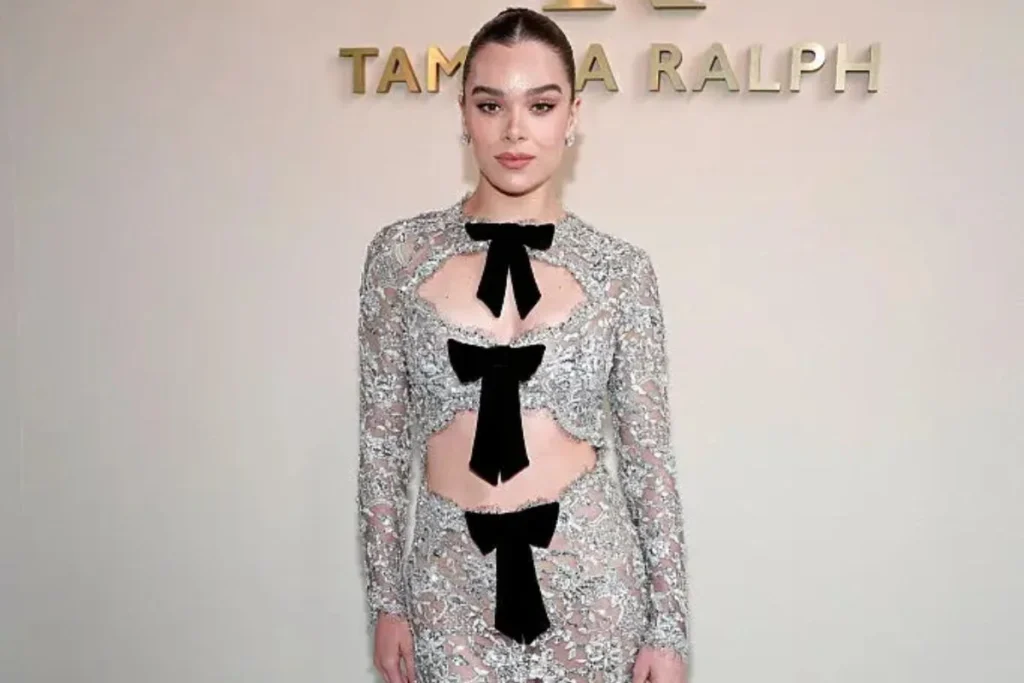 Hailee Steinfeld biography image showing her age, height, parents and net worth details