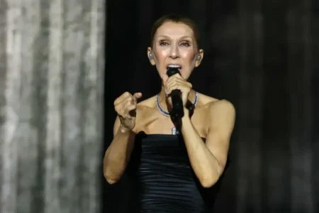 Céline Dion Breaks Down in Tears Seconds Into Her First Full Concert in Six Years Céline Dion Breaks Down in Tears at First Full Concert in 6 Years