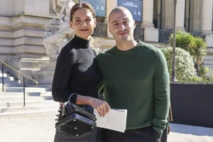 Katie Holmes’ Chic Black Look at Paris Fashion Week