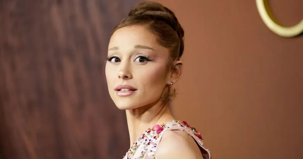 Ariana Grande ka elegant red carpet look, winged eyeliner aur sleek high bun bun hairstyle ke saath.