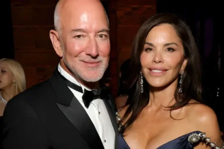 Jeff Bezos Makes Paella at Home, According to Chef José Andrés Jeff Bezos and Lauren Sánchez at home with Chef José Andrés showcasing his surprising kitchen talents