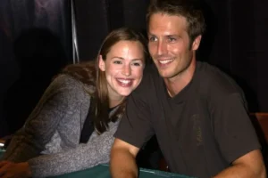 Jennifer Garner and Michael Vartan reunite in a photo celebrating the Alias anniversary