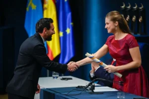 Lionel Messi and Antonela Roccuzzo Meet Princess Leonor at the 2026 Princess of Asturias Awards Lionel Messi shakes hands with Princess Leonor at the Princess of Asturias Awards