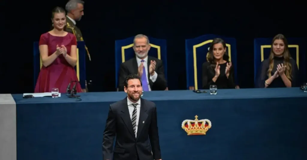 Messi Receives the Sports Award From Princess Leonor